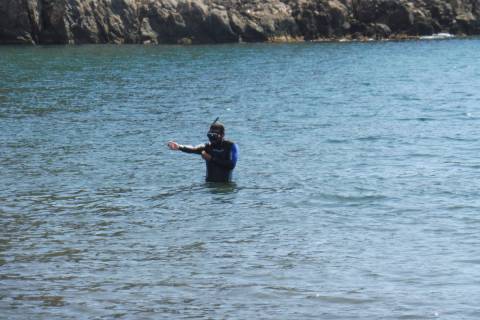 Jacinto Martínez durante la recogida de muestras en la playa de El Gorguel.